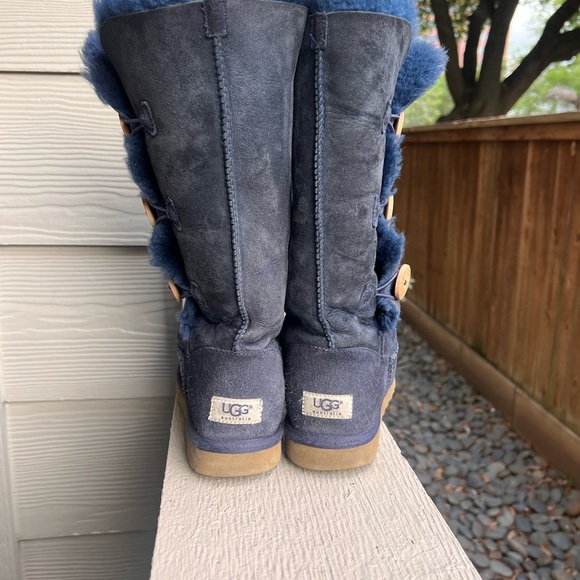 UGG Cozy Comfy Blue Sheepskin Leather Mid-Calf Casual Boots Button Lined WMN’s 8 - Picture 11 of 11